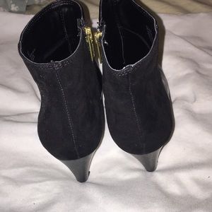 Black leather and suede booties